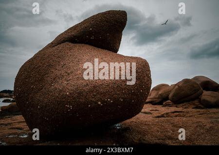 Bizarre Felsbrocken an der Pink Granit Coast - Cote de Granit Rose - in der Bretagne, Frankreich Stockfoto