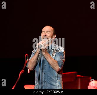 April 2024, Norfolk, Virginia, USA: Grammy, CMA-Gewinner LEE GREENWOOD bringt ein Land in die Menge in der Chartway Arena an der ALTEN DOMINION UNIVERSITY in Norfolk, Virginia am 25. April 2024..Foto.Â ©Jeff Moore, (Credit Image: © Jeff Moore/ZUMA Press Wire) NUR REDAKTIONELLE VERWENDUNG! Nicht für kommerzielle ZWECKE! Stockfoto