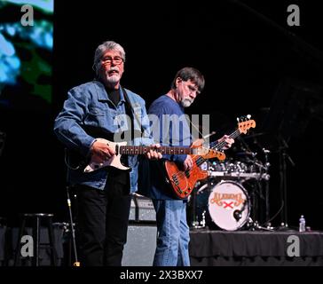 April 2024, Norfolk, Virginia, USA: Grammy, CMA-Gewinner, ALABAMA-Mitglieder RANDY OWEN und TEDDY GENTRY bringen einige Länder in die Menge in der Chartway Arena an der ALTEN DOMINION UNIVERSITY in Norfolk, Virginia am 25. April 2024..Foto.Â ©Jeff Moore, (Credit Image: © Jeff Moore/ZUMA Press Wire) NUR REDAKTIONELLE VERWENDUNG! Nicht für kommerzielle ZWECKE! Stockfoto