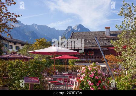 Restaurant und Biergarten Fischers Mohrenplatz mit Wettersteinkette, Stadtteil Garmisch, Garmisch-Partenkirchen, Werdenfelser Land, Oberbayern Stockfoto