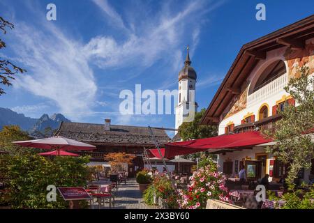 Fischers Mohrenplatz und Biergarten mit Pfarrkirche St. Martin, Stadtteil Garmisch, Garmisch-Partenkirchen, Werdenfelser Land, Oberbayern Stockfoto