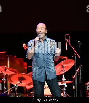 April 2024, Norfolk, Virginia, USA: Grammy, CMA-Gewinner LEE GREENWOOD bringt ein Land in die Menge in der Chartway Arena an der ALTEN DOMINION UNIVERSITY in Norfolk, Virginia am 25. April 2024..Foto.Â ©Jeff Moore, (Credit Image: © Jeff Moore/ZUMA Press Wire) NUR REDAKTIONELLE VERWENDUNG! Nicht für kommerzielle ZWECKE! Stockfoto