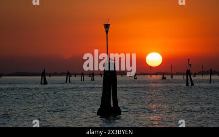 Atemberaubender Sonnenuntergang über Laguna Venetia, Venedig, Italien Stockfoto