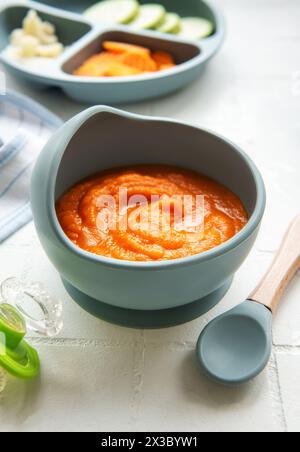 Gesunde Babynahrung in der Schüssel. Babynahrung Gemüsepüree mit Karotten Stockfoto