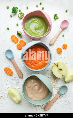 Gesunde Babynahrung in Schüsseln. Verschiedene Schüsseln mit Obst- und Gemüsepüree, Blick von oben Stockfoto