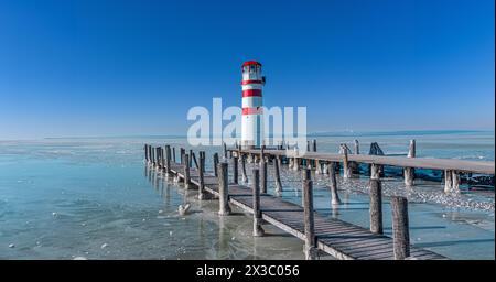 Leuchtturm von Podersdorf am Frozen Neusiedlersee, Burgenland, Österreich Stockfoto