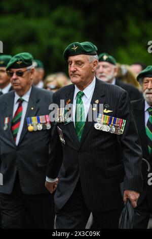 Melbourne, Australien. April 2024. Eine Gruppe von Veteranen marschiert während der Anzac Day Parade am Shrine of Remembrance Memorial in Melbourne. Quelle: SOPA Images Limited/Alamy Live News Stockfoto