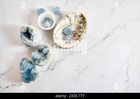 Elegantes Gemstone Collection Display. Verschiedene Edelsteine und Kristalle Stockfoto