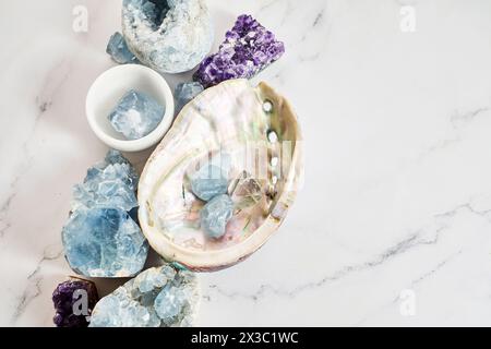 Elegantes Gemstone Collection Display. Verschiedene Edelsteine und Kristalle Stockfoto