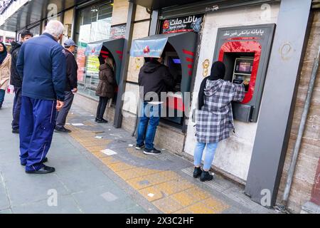 Teheran, Iran, 22. Dezember 2022: Schlange an Geldautomaten Stockfoto