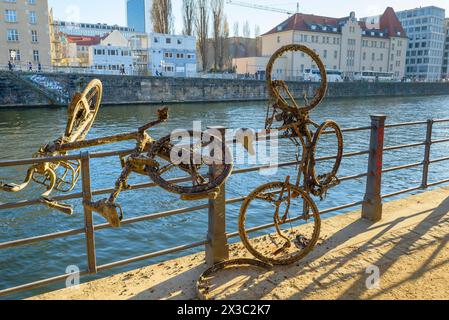 Fahrräder, die aus einem Fluss genommen wurden und mit Muscheln und Algen bedeckt sind, alte Schrottfahrräder, die eine Weile in einem Fluss lagen Stockfoto