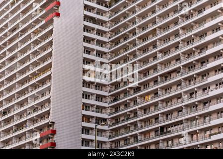 Detaillierte Aufnahme eines Hochhauses, viele Balkone, Fassade eines Hochhauses mit vielen Balkonen Stockfoto