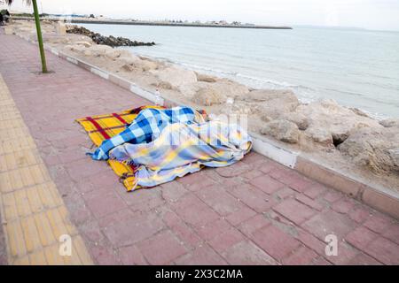 Ruhe, Schlaf am Meer. Die Iraner schlafen auf dem Küstenpflaster, in Decken gehüllt. Menschen in tropischen Ländern haben die Gewohnheit, draußen zu schlafen, d Stockfoto