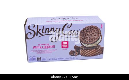 Ocala, FL 4-20-2024 Eine lila Schachtel mit Schokoladen- und Vanilleeis-Sandwiches der Marke Skinny Cow, das dynamische Duo. Isoliert auf weißem Hintergrund Stockfoto