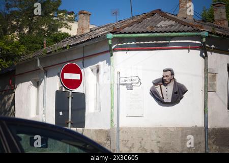 Büste des russischen Schriftstellers Leo Tolstoi. Sie befindet sich an der Wand des Hauses, in dem die bolschewistische Zeitung Iskra Anfang des 19. Jahrhunderts gedruckt wurde Stockfoto