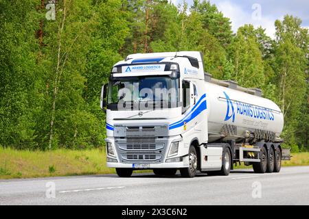 Der weiße blaue Volvo FH 420 Halbtankwagen Adams Logistics transportiert die Ladung entlang der Autobahn. Raasepori, Finnland. Juli 2023. Stockfoto