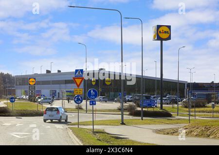 Lidl-Geschäft in Halikko, Finnland. Die Discount-Supermarktkette Lidl Stiftung & Co. KG hatte 2022 201 Geschäfte in Finnland. Salo, Finnland. April 2024. Stockfoto