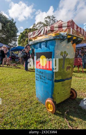 Eine Sulo-Mülltonne, die mit einer Aborigine-Flagge bemalt ist, drängte die Menschen, ihr Land zu schützen und Müll in den Mülltonne zu legen, auf einem Wochenendmarkt in Yungaburra Queensland Stockfoto