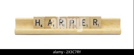 Konzept des beliebten neugeborenen Mädchens Vorname von HARPER hergestellt mit quadratischen Holzfliesen englische Buchstaben mit natürlicher Farbe und Maserung auf einem Holz Stockfoto