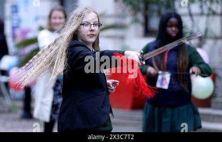 London, Großbritannien. April 2024. Schüler lernen Chinesisch Kung Fu in London, Großbritannien, 25. April 2024. Am Donnerstag fand im Zentrum von London eine Veranstaltung zum Tag der chinesischen Sprache dieses Jahres statt, bei der sechs Workshops vor Ort den Schülern die Möglichkeit boten, die chinesische Kultur zu erleben, wie Typografie der chinesischen Schriftzeichen, Kung Fu und chinesischer Fantanz.TO GO WITH 'Feature: Studenten in Großbritannien begeisterten von den altehrwürdigen kulturellen Schätzen Chinas Kredit: Li Ying/Xinhua/Alamy Live News Stockfoto