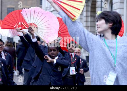 London, Großbritannien. April 2024. Schüler lernen chinesischen Fantanz in London, Großbritannien, 25. April 2024. Am Donnerstag fand im Zentrum von London eine Veranstaltung zum Tag der chinesischen Sprache dieses Jahres statt, bei der sechs Workshops vor Ort den Schülern die Möglichkeit boten, die chinesische Kultur zu erleben, wie Typografie der chinesischen Schriftzeichen, Kung Fu und chinesischer Fantanz.TO GO WITH 'Feature: Studenten in Großbritannien begeisterten von den altehrwürdigen kulturellen Schätzen Chinas Kredit: Li Ying/Xinhua/Alamy Live News Stockfoto