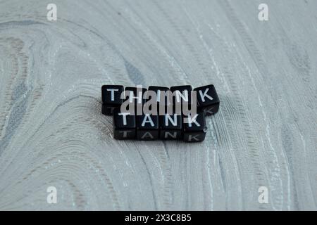 Konzept des Think Tanks auf Holzblöcken geschrieben. Kreuzverarbeitetes Bild auf hölzernem Hintergrund Stockfoto