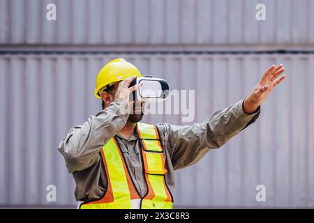 Mitarbeiter mit VR Vision Pro Technologie Headset-Gerät arbeiten auf der Baustelle Container Yard Innovation in der Logistikbranche Stockfoto