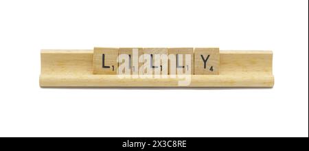 Konzept des beliebten neugeborenen Mädchens Vorname von LILLY hergestellt mit quadratischen Holzfliesen englische Buchstaben mit natürlicher Farbe und Körnung auf einem Holz Stockfoto