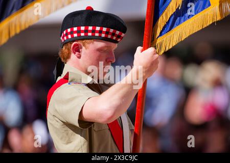 Sydney, Australien. April 2024. Scots College Colour Party begleitet von den Scots College Pipes und Drums während des ANZAC Day Commemoration Service am 25. April 2024 im Anzac Memorial, Hyde Park South in Sydney, Australien Credit: IOIO IMAGES/Alamy Live News Stockfoto