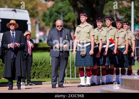 Sydney, Australien. April 2024. Reverend Conrad Nixon (L) und das Scots College Pipes and Drums bereiten sich während des ANZAC Day Commemoration Service am 25. April 2024 im Anzac Memorial, Hyde Park South in Sydney, Australien vor Stockfoto