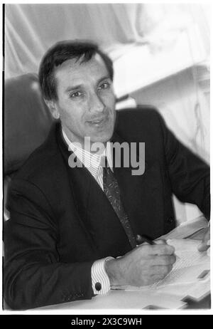 JOHN REDWOOD, PORTRÄT, 1993: Secretary of State for Wales John Redwood fotografierte am 16. November 1993 an seinem Schreibtisch im Welsh Office in Whitehall, London. Foto: Rob Watkins. INFO: John Redwood, ein britischer konservativer Politiker, geboren am 15. Juni 1951 in Dover, England, war seit 1987 Parlamentsabgeordneter für Wokingham. Bekannt für seine starke Euroskepsis, bekleidete er verschiedene Ministerposten, unter anderem Minister für Wales, und spielte eine Schlüsselrolle bei der Gestaltung der konservativen Politik. Stockfoto