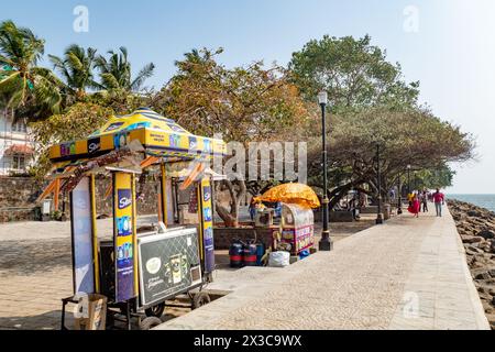 Cochin, Indien - 22. März 2024: Menschen an der Promenade in Kochi, Indien, mit Händlern, die Süßigkeiten, Speisen und Getränke verkaufen. Stockfoto