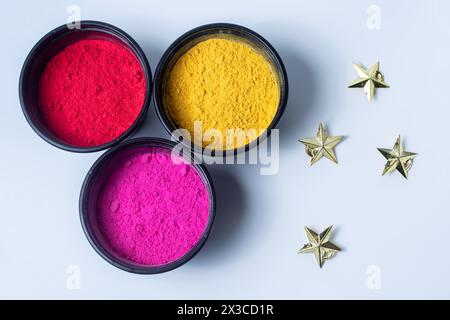 Indian Festival Holi Hintergrund mit farbenfrohem Pulver und goldenem Stern. Holi ist das Festival der Farben in Indien Stockfoto