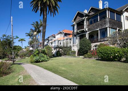 Cremorne Point am unteren Nordufer von Sydney, neben dem Wanderweg, gibt es Beispiele für Häuser der Arts and Crafts-Familie aus der Wende zum 19. Jahrhundert Stockfoto