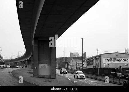 Byker Metro Bridge und Shields Road von Elizabeth Street, Tyne und Wear Stockfoto