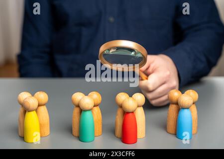 Das Konzept der Marktsegmentierung. Zielgruppe, Kundenbetreuung. Marktgruppe der Einkäufer. Kundenbeziehungsmanagement. Ein Geschäftsmann, der auf dich steht Stockfoto