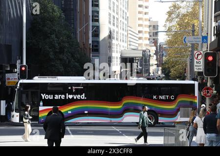 Während der ANZAC Day Parade in Sydney, Australien, wird ein Bus mit einer Progress Stolz-Flagge verwendet, um eine Straße vor Terroranschlägen zu schützen Stockfoto