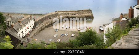 Blick auf Clovelly Harbour bei Ebbe. Stockfoto