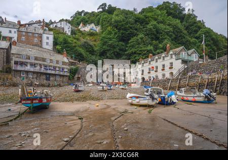 Der malerische Hafen bei Ebbe im Dorf Clovelly in Devon Stockfoto