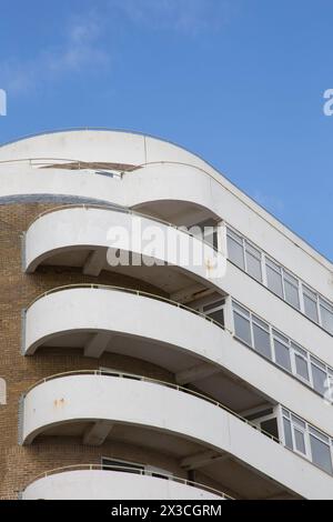 Marine Court Streamline Moderne (Art déco) Apartmentblock an der Küste von St. Leonards-on-Sea Stockfoto