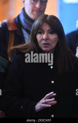 Paris, Frankreich. April 2024. BILDUNTERSCHRIFT - Bürgermeisterin von Paris, Anne Hidalgo während eines Besuchs der Schulgruppe Romainville und des Renovierungsprojekts in Paris, Frankreich am 25. April 2024. Foto: Ait Adjedjou Karim/ABACAPRESS.COM Credit: Abaca Press/Alamy Live News Stockfoto
