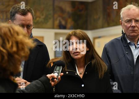 Paris, Frankreich. April 2024. BILDUNTERSCHRIFT - Bürgermeisterin von Paris, Anne Hidalgo während eines Besuchs der Schulgruppe Romainville und des Renovierungsprojekts in Paris, Frankreich am 25. April 2024. Foto: Ait Adjedjou Karim/ABACAPRESS.COM Credit: Abaca Press/Alamy Live News Stockfoto