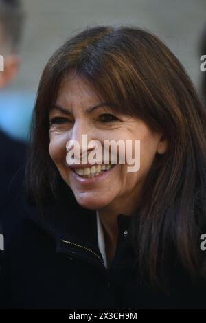 Paris, Frankreich. April 2024. BILDUNTERSCHRIFT - Bürgermeisterin von Paris, Anne Hidalgo während eines Besuchs der Schulgruppe Romainville und des Renovierungsprojekts in Paris, Frankreich am 25. April 2024. Foto: Ait Adjedjou Karim/ABACAPRESS.COM Credit: Abaca Press/Alamy Live News Stockfoto