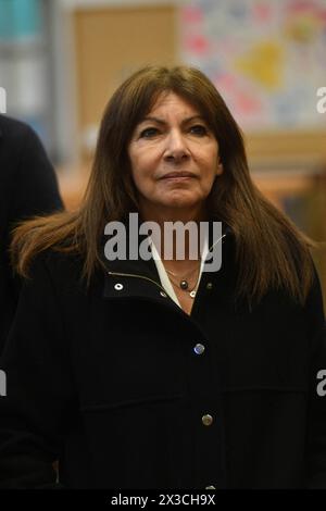 Paris, Frankreich. April 2024. BILDUNTERSCHRIFT - Bürgermeisterin von Paris, Anne Hidalgo während eines Besuchs der Schulgruppe Romainville und des Renovierungsprojekts in Paris, Frankreich am 25. April 2024. Foto: Ait Adjedjou Karim/ABACAPRESS.COM Credit: Abaca Press/Alamy Live News Stockfoto