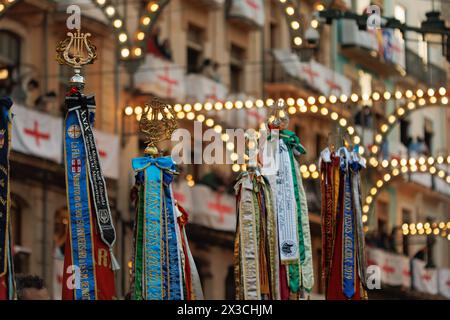 Flaggen von Musikbands mit beleuchtetem Hintergrund und Balkonen mit der Flagge des Heiligen Georg während des Pasodoble Festivals in Alcoy Stockfoto