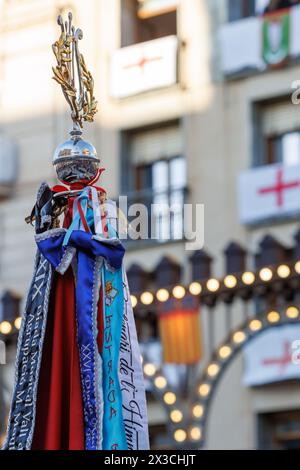 Flaggen von Musikbands mit beleuchtetem Hintergrund und Balkonen mit der Flagge des Heiligen Georg während des Pasodoble Festivals in Alcoy Stockfoto