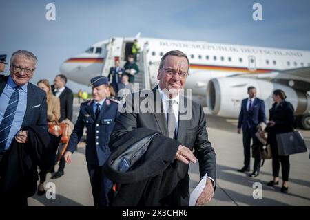 Paris, Frankreich. April 2024. Der deutsche Verteidigungsminister Boris Pistorius (C) trifft auf einem Militärflughafen in Paris ein. Quelle: Kay Nietfeld/dpa/Alamy Live News Stockfoto