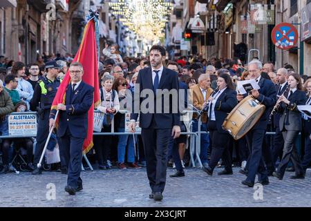 Alcoy, Spanien, 19. April 2024: Union Musical Belgidense betritt die plaza mit der San Nicolas Straße im Hintergrund voller Menschen, Pasodoble Festival Stockfoto