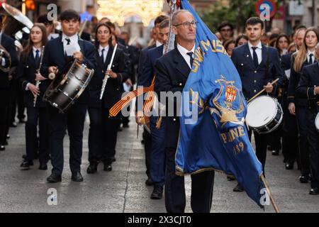 Alcoy, Spanien, 19. April 2024: Union Musical of Planes am Eingang zum Rathausplatz während des Pasodoble Festivals Stockfoto