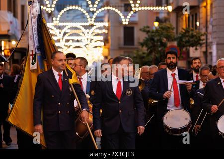 Alcoy, Spanien, 19. April 2024: Serpis of Alcoy Musikgruppe am Eingang zum Rathausplatz während des Pasodoble Festivals Stockfoto